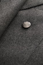 Luigi Bianchi Sakko dunkelgrau meliert, Detailaufnahme von oben zeigt fein meliertes Schurwoll-Cashmere-Gewebe und Wappen-Knopf.