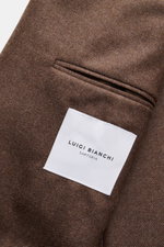 Braunes meliertes Luigi Bianchi Sakko aus Schurwolle-Cashmere Mix, Detailaufnahme von innen mit Brusttasche und Logo-Label, Slim Fit.
