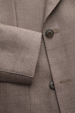 Luigi Bianchi Sakko taupe aus reiner Schurwolle, Nahaufnahme von Ärmel und Knopfleiste, zweireihiger Slim Fit mit Panama-Struktur.