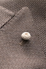 Luigi Bianchi Sakko taupe im Slim Fit, Detailaufnahme von zweireihigem Drei-Knopf-Stil, Panama aus reiner Schurwolle mit Pin und Spitzrevers.