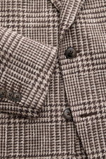 Nahaufnahme des Luigi Bianchi Sakko dunkelbraun/beige kariert mit Prince-of-Wales-Muster, Knöpfen und fallendem Revers, schräg fotografiert.