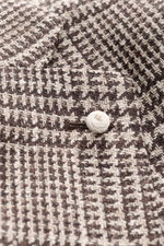 Nahaufnahme des Luigi Bianchi Sakko dunkelbraun/beige kariert mit Prince-of-Wales-Muster, weicher Woll-Alpaka-Mix, Slim Fit, Kissing Buttons, fallendem Revers und Pin, aus schräger Perspektive fotografiert.