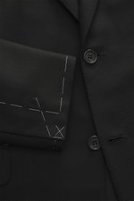 Close-up front view of the Brioni Blazer 'Ravello' black showcasing wool-cashmere mix, tailored two-button style, notch lapels, and fine texture. 

Italian craftsmanship in its finest form: The 'Ravello' model by BRIONI impresses with an exquisite mix of 