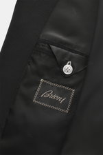 Close-up inside view of the Brioni Blazer 'Ravello' black showing the branded lining, button, and fine wool-cashmere texture.

Italian craftsmanship in its finest form: The 'Ravello' model by BRIONI impresses with an exquisite mix of wool and cashmere and
