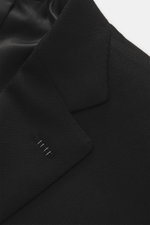 Close-up top-down view of Brioni Blazer 'Ravello' black showing fine woven texture and wool-cashmere fabric craftsmanship.

Description: <p>Italian craftsmanship in its finest form: The 'Ravello' model by BRIONI impresses with an exquisite mix of wool and