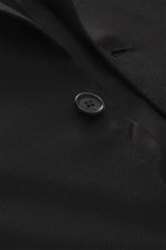 Close-up front view of Brioni Blazer 'Ravello' black showing textured wool-cashmere fabric, button, and notch lapel.

<p>Italian craftsmanship in its finest form: The 'Ravello' model by BRIONI impresses with an exquisite mix of wool and cashmere and embod