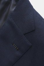 Close-up of the notch lapel and buttonhole of the Brioni Blazer 'Ravello' navy, showing its fine herringbone pattern and wool-cashmere blend fabric.

<p>Italian craftsmanship in its finest form: The 'Ravello' model by BRIONI impresses with an exquisite mi