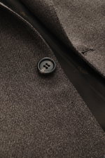 Brioni Sakko 'Ravello' graubraun meliert, Nahaufnahme von Knopf und Revers, reine Schurwolle, Slim Fit, edle italienische Handwerkskunst.