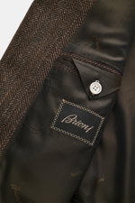 Close-up inside view of Brioni Blazer 'Ravello' dark brown/brown patterned showing wool-silk herringbone fabric and branded lining.

Description: <p>Italian craftsmanship in its finest form: The 'Ravello' model by BRIONI impresses with an exquisite mix of