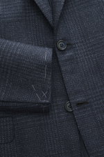 Close-up front view of the Brioni Blazer 'Ravello' navy checkered showing wool-silk blend fabric, classic Glen check, two-button style, notch lapels, and flap pockets.

Italian craftsmanship at its finest: the 'Ravello' blazer by BRIONI impresses with an 