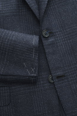 Close-up front view of the Brioni Blazer 'Ravello' navy checkered showing wool-silk blend fabric, classic Glen check, two-button style, notch lapels, and flap pockets.

Italian craftsmanship at its finest: the 'Ravello' blazer by BRIONI impresses with an 