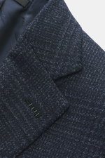 Nahaufnahme des fallenden Revers und der Brusttasche des Brioni Sakko 'Ravello' navy kariert, Glencheck aus Wolle-Seide-Mix.