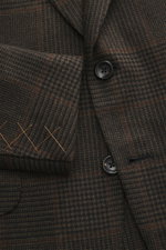 Nahaufnahme des Zegna Cashmere Sakkos 'Couture' dunkelbraun/graubraun kariert, slim fit mit Glencheck-Karo, fallendem Revers und zwei Knöpfen.
