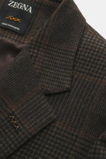 Nahaufnahme des fallenden Revers und Zegna-Labels vom dunkelbraun/graubraun karierten Zegna Cashmere Sakko 'Couture', reiner Cashmere mit Glencheck-Karo.