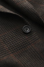 Nahaufnahme des Zegna Cashmere Sakkos 'Couture' dunkelbraun/graubraun kariert, Slim Fit mit Glencheck-Muster und Knopf, Detailansicht Stoff und Revers.