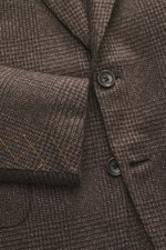 Zegna Sakko dunkelbraun/beige kariert, Nahaufnahme von Knöpfen und Ärmeln, feines Cashmere-Seide-Gewebe mit weichem Griff und Slim Fit.