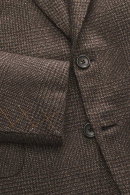 Zegna Sakko dunkelbraun/beige kariert, Nahaufnahme von Knöpfen und Ärmeln, feines Cashmere-Seide-Gewebe mit weichem Griff und Slim Fit.