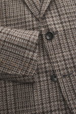Nahaufnahme des Zegna Cashmere Sakko 'Torino Couture' grau/dunkelgrau gemustert, Slim Fit mit Fischgratmuster und Knöpfen, Detail von Vorderseite und Ärmel.