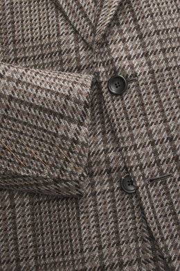 Nahaufnahme des Zegna Cashmere Sakko 'Torino Couture' grau/dunkelgrau gemustert, Slim Fit mit Fischgratmuster und Knöpfen, Detail von Vorderseite und Ärmel.
