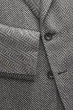 Nahaufnahme des graubraun karierten Zegna Cashmere Sakko 'Torino Couture' mit Glencheck-Muster, Knöpfen und feiner Stoffstruktur aus reiner Wolle.