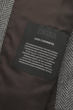 Nahaufnahme des Innenfutters vom Zegna Cashmere Sakko 'Torino Couture' graubraun kariert, mit Oasi Cashmere Label, Glencheck-Muster, Slim Fit.