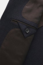 Close-up from above of the Zegna Blazer 'Couture' navy/black patterned showing a slim fit, two-button style with notched lapel and classic breast pocket.

<p>A statement piece for the highest demands: The 'Couture' blazer by ZEGNA combines fine cashmere w
