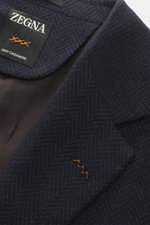 Close-up front view of Zegna Blazer 'Couture' navy/black patterned with herringbone texture, cashmere-silk blend, and label.

<p>A statement piece for the highest demands: The 'Couture' blazer by ZEGNA combines fine cashmere with silk to create an excepti