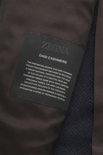 Close-up inside view of the Zegna Blazer 'Couture' navy/black patterned showing the Oasi Cashmere label on soft herringbone lining.

Description:  
<p>A statement piece for the highest demands: The 'Couture' blazer by ZEGNA combines fine cashmere with sil
