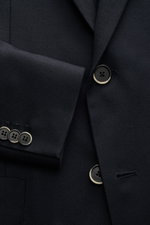Nahaufnahme aus schräger Perspektive des Barena Venezia Sakko navy mit Slim Fit, zwei Knöpfen, fallendem Revers, Kissing Buttons, reiner Schurwolle, weichem Griff, Brust- und Hüfttaschen, Seitenschlitzen, Unconstructed Design und zwei Innentaschen.