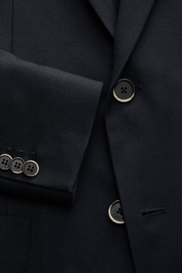 Nahaufnahme aus schräger Perspektive des Barena Venezia Sakko navy mit Slim Fit, zwei Knöpfen, fallendem Revers, Kissing Buttons, reiner Schurwolle, weichem Griff, Brust- und Hüfttaschen, Seitenschlitzen, Unconstructed Design und zwei Innentaschen.
