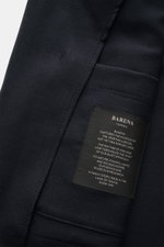 Nahaufnahme des Barena Venezia Sakko navy von innen, reine Schurwolle, weicher Griff, Slim Fit, gerade geschnittener Zwei-Knopf-Stil, fallendes Revers, klassische Brusttasche, aufgesetzte Hüfttaschen, Kissing Buttons, rückwärtige Seitenschlitze, Unconstru