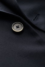 Nahaufnahme des Barena Venezia Sakko navy mit Fokus auf Knopf und Knopfloch, reine Schurwolle, weicher Griff, Slim Fit, gerade geschnittener Zwei-Knopf-Stil, fallendes Revers, klassische Brusttasche, aufgesetzte Hüfttaschen, Kissing Buttons, rückwärtige S