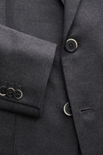 Nahaufnahme des Barena Sakko dunkelgrau meliert, Slim Fit, reine Schurwolle, weicher Griff, Zwei-Knopf-Stil, fallendes Revers, Brusttasche, Hüfttaschen, Kissing Buttons, Seitenschlitze, Unconstructed Design, zwei Innentaschen.