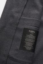 Nahaufnahme des Barena Sakko dunkelgrau meliert von schräg oben, reine Schurwolle, weicher Griff, Slim Fit, Zwei-Knopf-Stil, fallendes Revers, Brusttasche, aufgesetzte Hüfttaschen, Kissing Buttons, Seitenschlitze, Unconstructed Design, zwei Innentaschen.