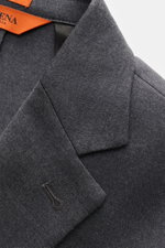 Nahaufnahme des fallenden Revers und Kragens vom Barena Sakko dunkelgrau meliert, Slim Fit, reine Schurwolle, weicher Griff, gerade geschnittener Zwei-Knopf-Stil, klassische Brusttasche, aufgesetzte Hüfttaschen, Kissing Buttons, rückwärtige Seitenschlitze