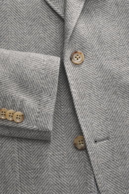 Windsor Sakko 'Giro' hellgrau gemustert mit zeitlosem Fischgrat, weichem Griff, Slim Fit, fallendem Revers, Zwei-Knopf-Stil, Kissing Buttons, gesehen aus Nahaufnahme. Mix aus Baumwolle, Wolle, Cashmere, klassische Brusttasche, aufgesetzte Hüfttaschen, rüc