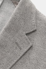 Nahaufnahme des fallenden Revers vom Windsor Sakko 'Giro' hellgrau gemustert mit zeitlosem Fischgratmuster, Mix aus Baumwolle, Wolle, Cashmere, Slim Fit, weicher Griff, Kissing Buttons, Zwei-Knopf-Stil, klassischer Brusttasche, aufgesetzten Hüfttaschen, r