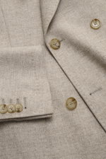 Close-up front view of the Windsor Sakko 'Salio' taupe meliert showing soft wool texture, buttons, and slim fit design.

Description: <p>Gewohnt klassisch mit WINDSOR: Das Sakko 'Salio' im zweireihigen Drei-Knopf-Stil aus hochwertiger Wolle mit leichtem