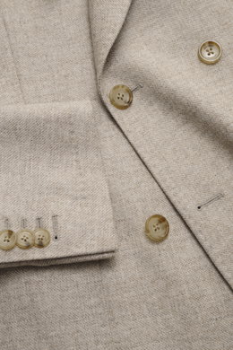 Close-up front view of the Windsor Sakko 'Salio' taupe meliert showing soft wool texture, buttons, and slim fit design.

Description: <p>Gewohnt klassisch mit WINDSOR: Das Sakko 'Salio' im zweireihigen Drei-Knopf-Stil aus hochwertiger Wolle mit leichtem