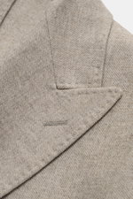 Close-up top-down view of Windsor Sakko 'Salio' taupe meliert lapel showing soft wool texture with light stretch and fine stitching.

Description: <p>Gewohnt klassisch mit WINDSOR: Das Sakko 'Salio' im zweireihigen Drei-Knopf-Stil aus hochwertiger Wolle