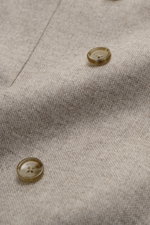 Close-up of the Windsor Sakko 'Salio' taupe meliert fabric and buttons, photographed from a detailed front angle, showing soft wool texture and button design.

<p>Gewohnt klassisch mit WINDSOR: Das Sakko 'Salio' im zweireihigen Drei-Knopf-Stil aus hochw