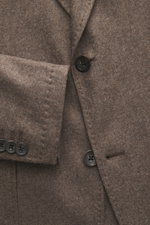 Nahaufnahme des Windsor Sakko 'Giro' graubraun meliert in Slim Fit, weicher Griff, feine Webstruktur, fallendes Revers, Zwei-Knopf-Stil, klassische Brusttasche, aufgesetzte Hüfttaschen, Kissing Buttons, rückwärtige Seitenschlitze, Unconstructed Design, dr