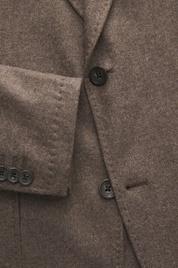 Nahaufnahme des Windsor Sakko 'Giro' graubraun meliert in Slim Fit, weicher Griff, feine Webstruktur, fallendes Revers, Zwei-Knopf-Stil, klassische Brusttasche, aufgesetzte Hüfttaschen, Kissing Buttons, rückwärtige Seitenschlitze, Unconstructed Design, dr
