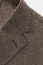 Nahaufnahme des fallenden Revers vom Windsor Sakko 'Giro' graubraun meliert, Mix aus Wolle, Microfaser und Cashmere, Slim Fit, weicher Griff, feine Webstruktur.