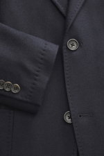 Nahaufnahme des Windsor Sakko 'Giro' navy von schräg oben, Slim Fit aus Wolle, Microfaser, Cashmere, weicher Griff, feine Webstruktur, fallendes Revers, Zwei-Knopf-Stil, Brust- und Hüfttaschen, Kissing Buttons, Seitenschlitze, Unconstructed Design, drei I