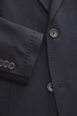Nahaufnahme des Windsor Sakko 'Giro' navy von schräg oben, Slim Fit aus Wolle, Microfaser, Cashmere, weicher Griff, feine Webstruktur, fallendes Revers, Zwei-Knopf-Stil, Brust- und Hüfttaschen, Kissing Buttons, Seitenschlitze, Unconstructed Design, drei I