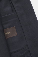 Nahaufnahme des Windsor Sakko 'Giro' navy von vorne, Mix aus Wolle, Microfaser, Cashmere, Slim Fit, fallendes Revers, Zwei-Knopf-Stil, Brust- und Hüfttaschen, Kissing Buttons, Seitenschlitze, Unconstructed Design.