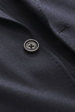 Nahaufnahme des Windsor Sakko 'Giro' navy mit weichem Griff und feiner Webstruktur, Fokus auf Knopf und fallendes Revers, Mix aus Wolle, Microfaser, Cashmere, Slim Fit, Zwei-Knopf-Stil, klassische Brusttasche, aufgesetzte Hüfttaschen, Kissing Buttons, rüc