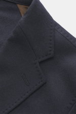Nahaufnahme des fallenden Revers vom Windsor Sakko 'Giro' navy, Slim Fit mit weichem Griff, feiner Webstruktur, Mix aus Wolle, Microfaser, Cashmere, zwei Knöpfen, Kissing Buttons, klassischer Brusttasche, aufgesetzten Hüfttaschen, rückwärtigen Seitenschli