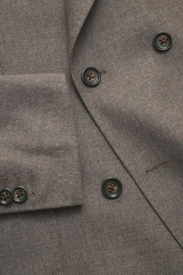 Close-up front view of Windsor Merino Sakko 'Salernos' navy showcasing double-breasted three-button style, soft pure merino wool, slim fit, peak lapels, classic breast pocket, patch hip pockets, kissing buttons, back side vents, unconstructed design, and 
